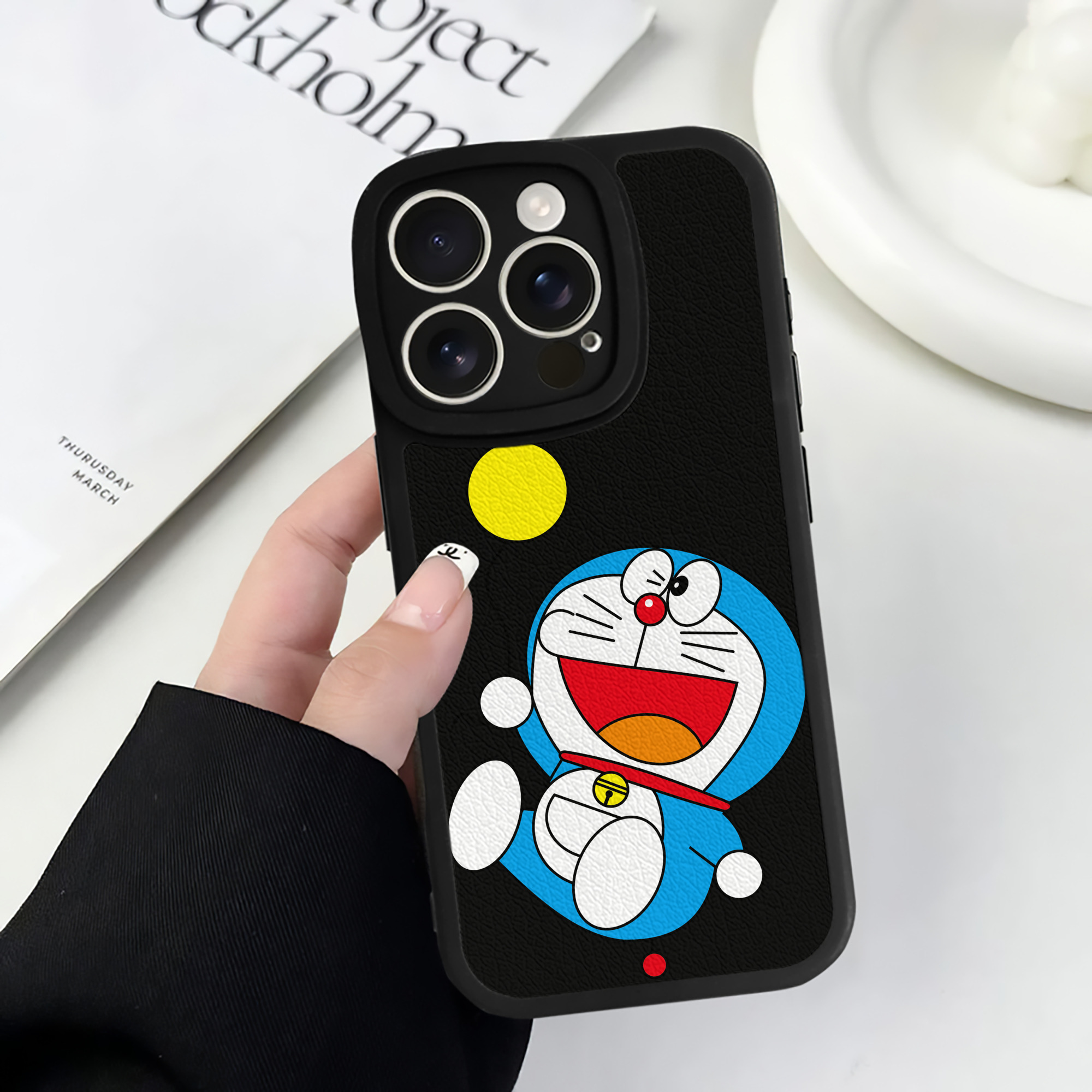 （画像用） ドラえもん Doraemon 【iPhone 16シリーズ対応】シリコンスマホケース（レザー調） 材質：シリコン